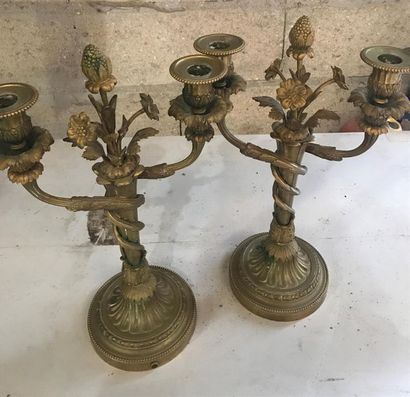 PAIRE DE BOUGEOIRS en bronze doré à deux...