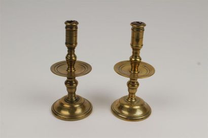 PAIRE DE BOUGEOIRS à coupelle médiane en...