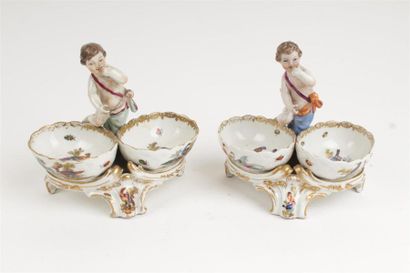 Genre de BERLIN 
Paire de salerons en porcelaine...