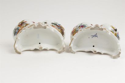 Genre de BERLIN 
Paire de salerons en porcelaine...