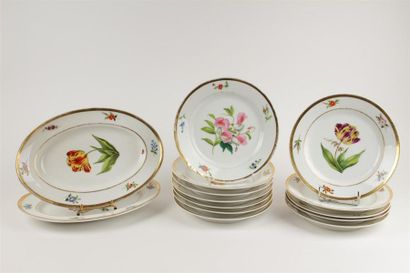 PARIS
Douze assiettes et deux plats ovales...