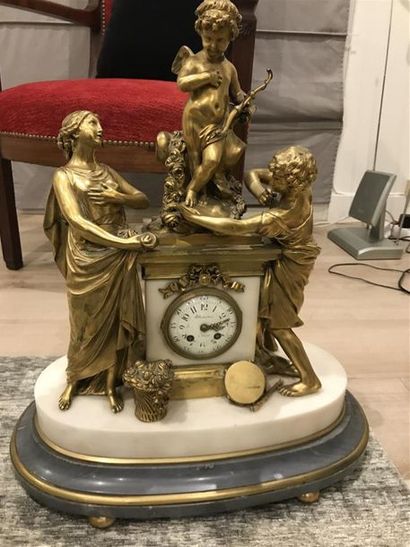 GRANDE PENDULE en bronze doré et marbre à...
