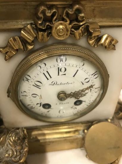 GRANDE PENDULE en bronze doré et marbre à...