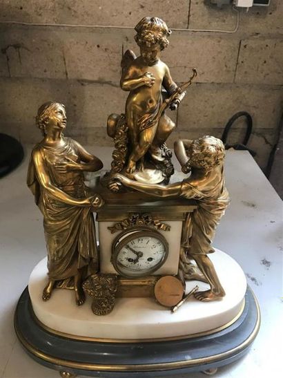 GRANDE PENDULE en bronze doré et marbre à...