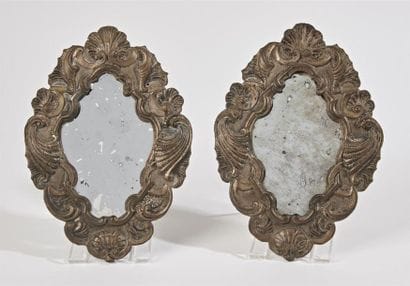 PAIRE DE PETITS MIROIRS en cuivre repoussé...