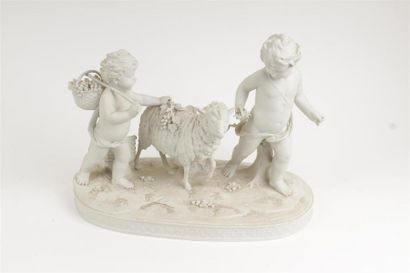 GROUPE en biscuit figurant deux amours bergers...