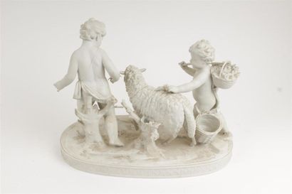 GROUPE en biscuit figurant deux amours bergers...