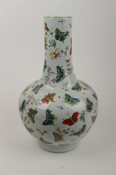 CHINE 
Vase en porcelaine à décor de papillons...