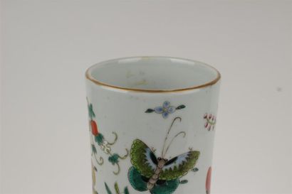 CHINE 
Vase en porcelaine à décor de papillons...