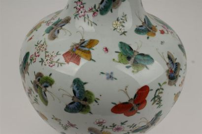 CHINE 
Vase en porcelaine à décor de papillons...