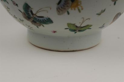 CHINE 
Vase en porcelaine à décor de papillons...