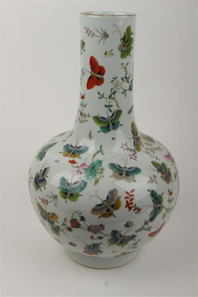 CHINE 
Vase en porcelaine à décor de papillons...