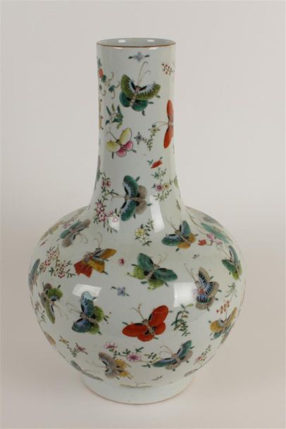 CHINE 
Vase en porcelaine à décor de papillons...