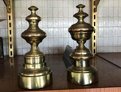 DEUX CHENETS en bronze doré à décor de toupies,...