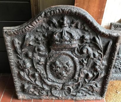 PLAQUE DE CHEMINEE en fonte présentant les...