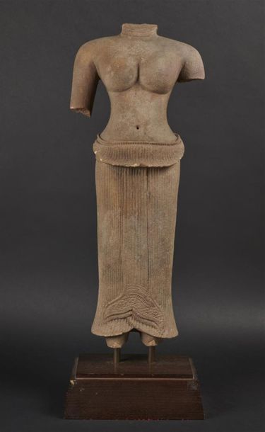 CORPS acéphale style Khmer. 
H. 59 cm - H....