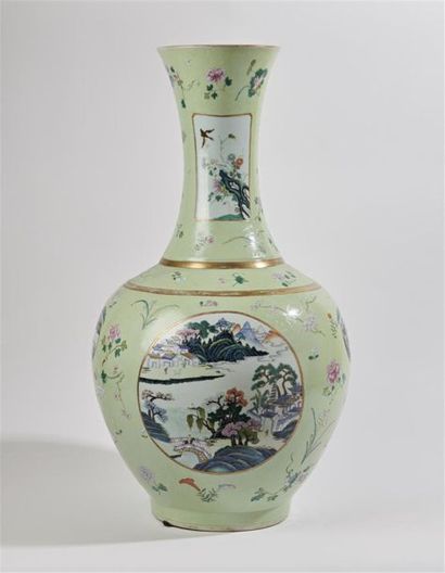 CHINE
Grand vase en porcelaine à panse ovoïde...