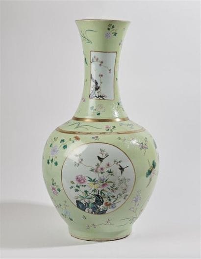 CHINE
Grand vase en porcelaine à panse ovoïde...