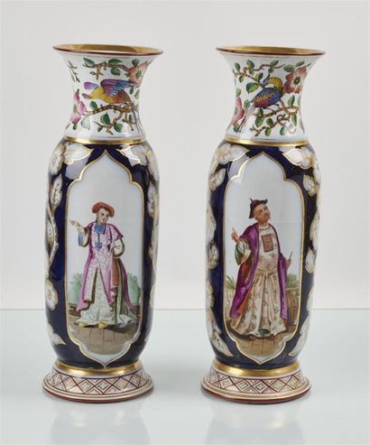 BAYEUX
Paire de vases rouleaux en porcelaine...