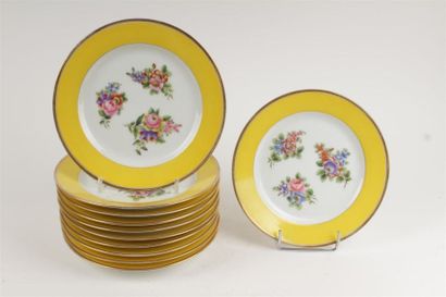 PARIS 
Onze assiettes en porcelaine à décor...