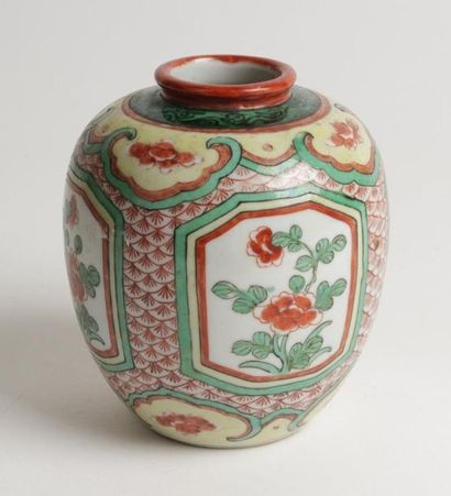 CHINE
Petit vase ovoïde en porcelaine à décor...