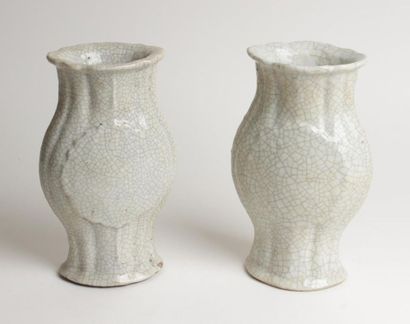 CHINE
Paire de vases de forme balustre côtelée...