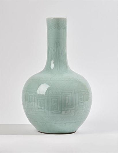 CHINE
Vase de forme bouteille en porcelaine...