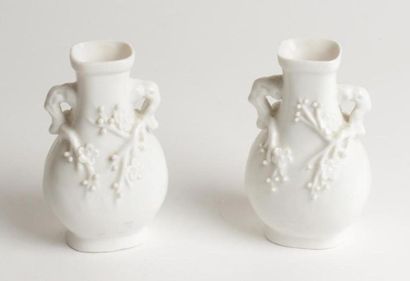 CHINE
Paire de petits vases de forme balustre...