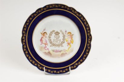 SEVRES - Assiette en porcelaine à décor et...