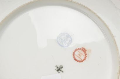 SEVRES - Assiette en porcelaine à décor et...