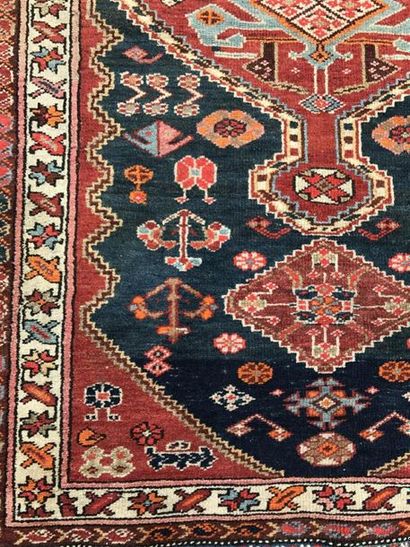 IRAN 
Tapis à fond noir à décor d'un médaillon...