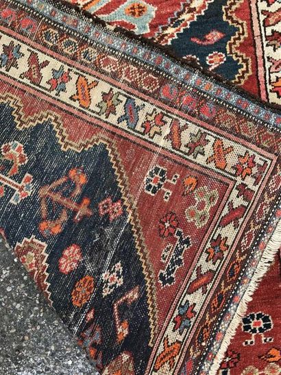 IRAN 
Tapis à fond noir à décor d'un médaillon...