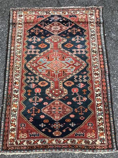 IRAN 
Tapis à fond noir à décor d'un médaillon...