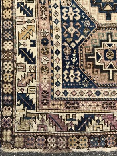 CHIRVAN Caucaze
Tapis à décor central de...