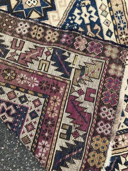 CHIRVAN Caucaze
Tapis à décor central de...