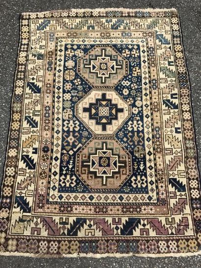 CHIRVAN Caucaze
Tapis à décor central de...