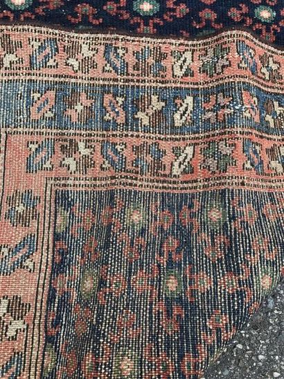 IRAN Hamadan 
Tapis à motifs losangiques...