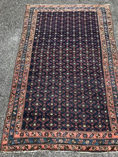 IRAN Hamadan 
Tapis à motifs losangiques...
