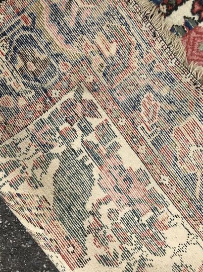 IRAN, Mossoul 
Tapis à décor de fleurs fleuris...