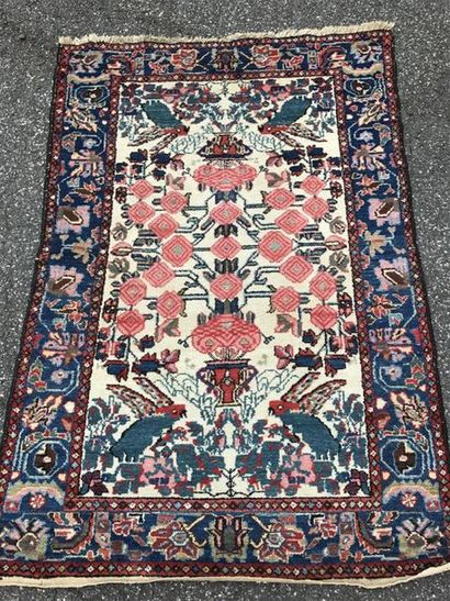 IRAN, Mossoul 
Tapis à décor de fleurs fleuris...