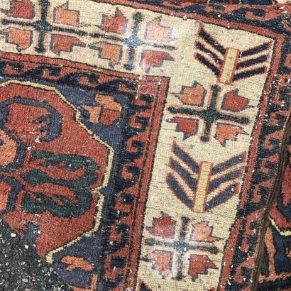 IRAN 
Tapis à décor caucasien douze motifs...
