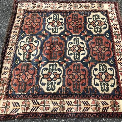IRAN 
Tapis à décor caucasien douze motifs...
