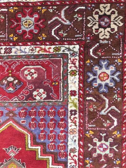 TURQUIE Anatolie 
Tapis à décor d'un médaillon...