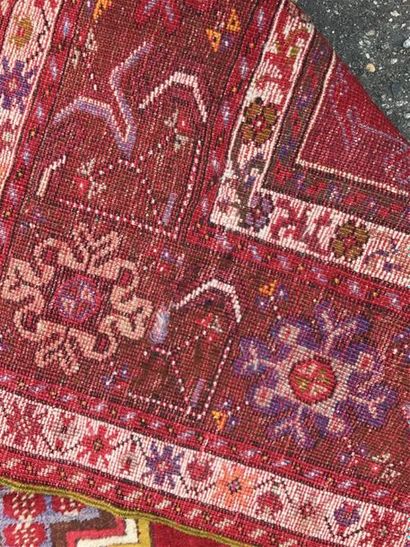 TURQUIE Anatolie 
Tapis à décor d'un médaillon...