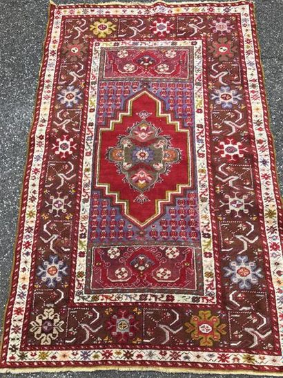 TURQUIE Anatolie 
Tapis à décor d'un médaillon...