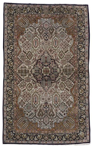 GOUM 
Tapis en soie à décor de multiples...