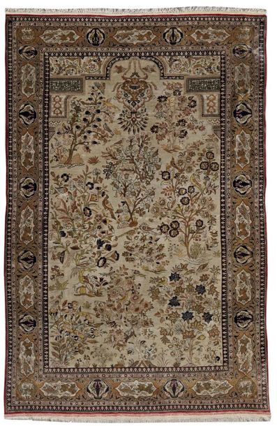 GOUM
Tapis en soie à décor de multiples arbustes...