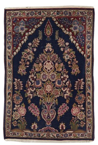 KEYSHAN
Tapis à décor d'un important vase...