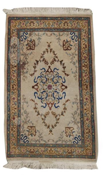 KEYSHAN 
Deux tapis à décor d'un médaillon...