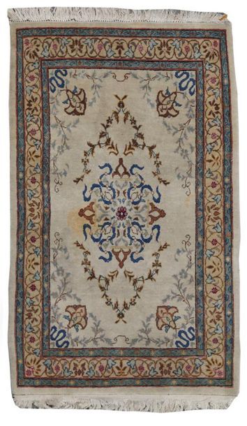 KEYSHAN 
Deux tapis à décor d'un médaillon...
